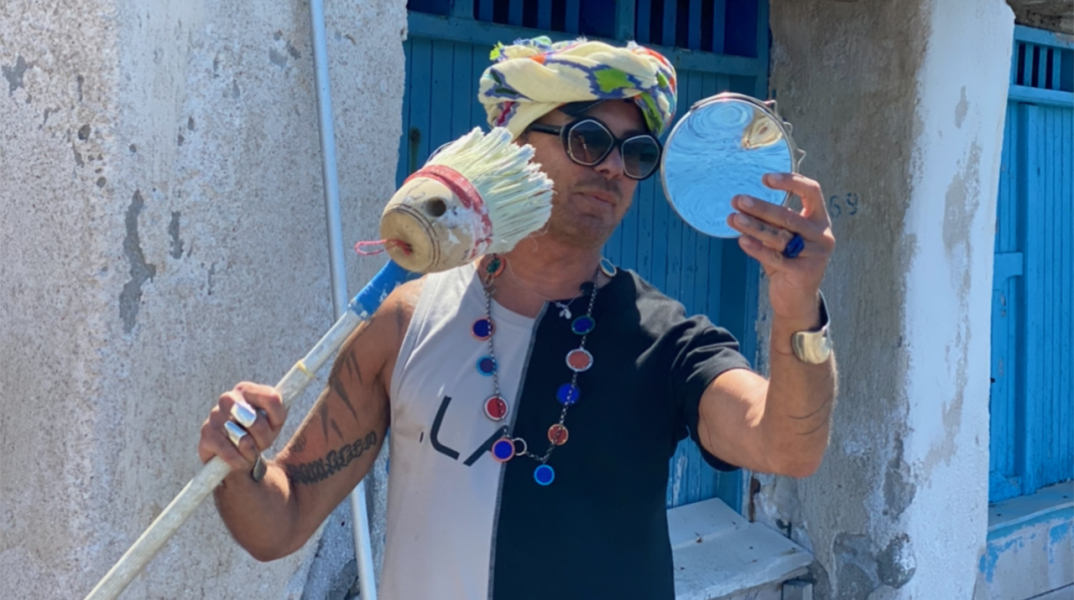 Η Μήλος του Λάκη Γαβαλά