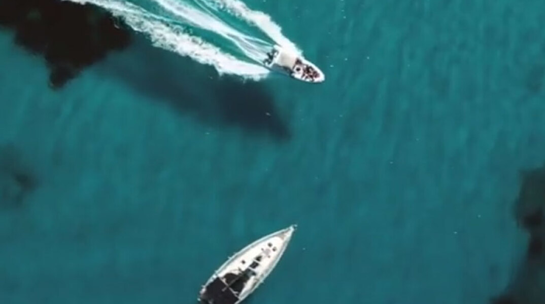 Το εκπληκτικό βίντεο με το οποίο ο Χριστόφορος Παπακαλιάτης μάς δείχνει πώς περνά στους μαγευτικούς Παξούς