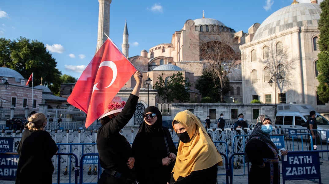 Ισλαμιστές έξω από την Αγία Σοφία στην Κωνσταντινούπολη 