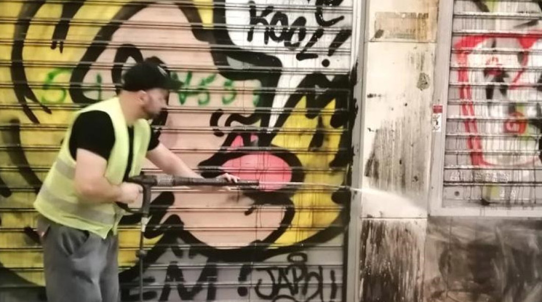 Δήμος Αθηναίων - Οδός Αθηνάς: Καθαρισμός από γκράφιτι και μπογιές