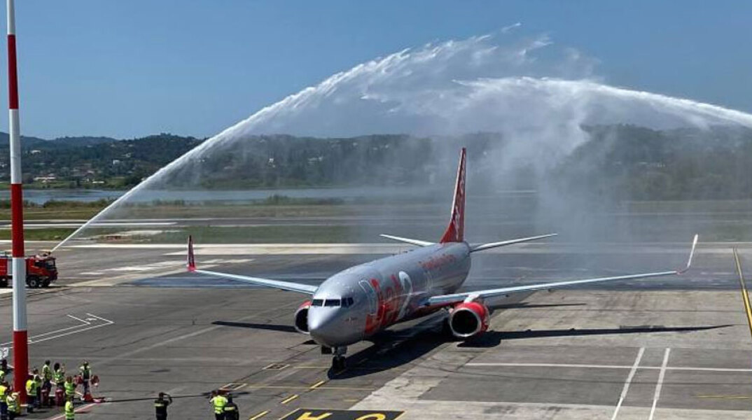 Αψίδες νερού στο αεροδρόμιο της Κέρκυρας για την πρώτη πτήση με τουρίστες από τη Μεγάλη Βρετανία