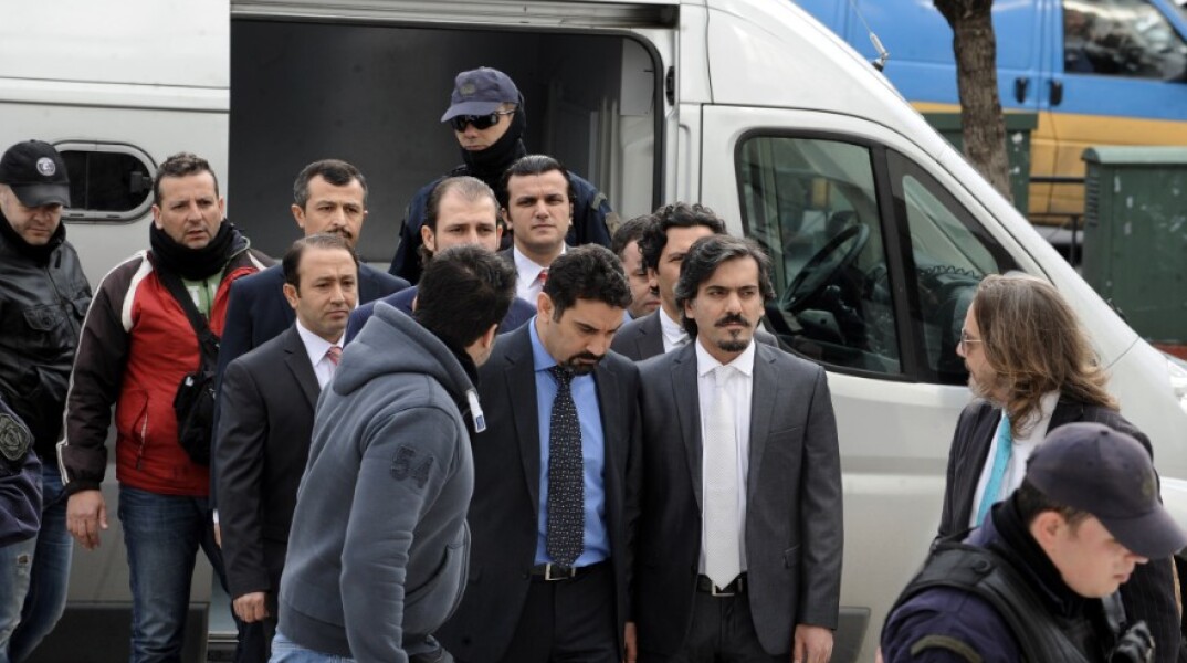 Πρεσβεία Τουρκίας: Περιμένουμε την έκδοση των 8 αξιωματικών