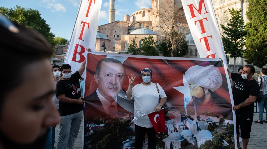Ισλαμιστές υποστηρικτές του Ερντογάν έξω από την Αγία Σοφία στην Κωνσταντινούπολη 