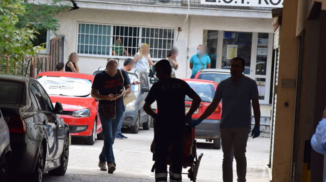 Τέσσερις  τραυματίες από την επίθεση με τσεκούρι στη ΔΟΥ Κοζάνης