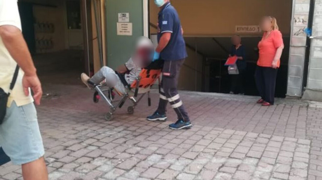 Τρεις σοβαρά τραυματίες από την επίθεση με τσεκούρι στη ΔΟΥ Κοζάνης