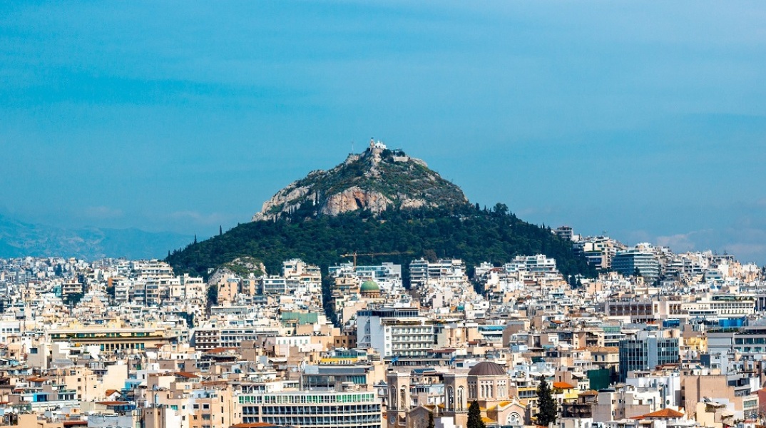 Πολυκατοικίες στην Αθήνα με φόντο τον Λυκαβηττό