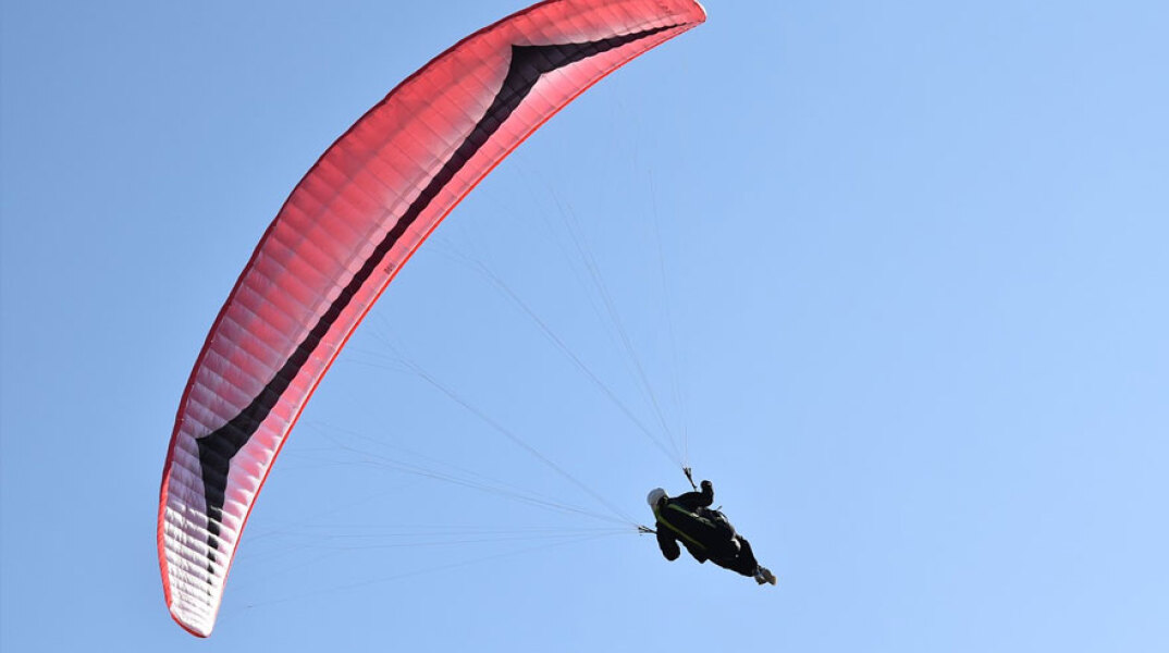 Έκανε αλεξίπτωτο πλαγιάς και σκοτώθηκε 42χρονος στην Τανάγρα