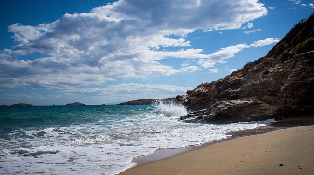 Κύματα στην παραλία Κυπρί στην Άνδρο 