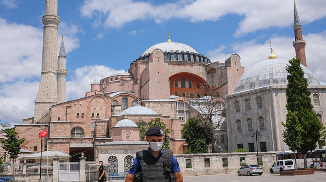 Τούρκοι αστυνομικοί μπροστά από την Αγία Σοφία στην Κωνσταντινούπολη