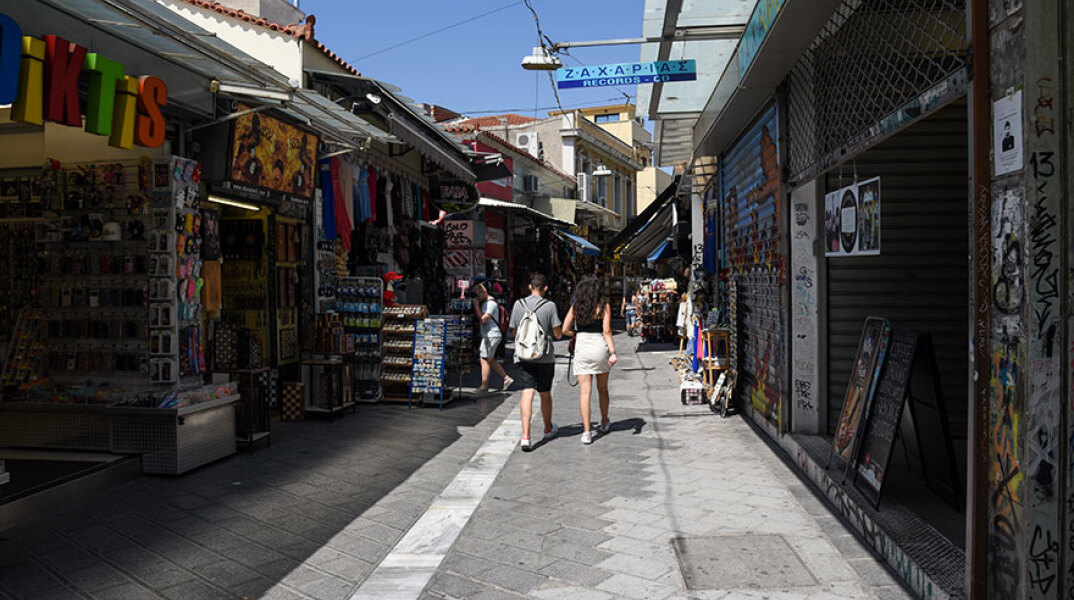 Κορωνοϊός: Ο Ηλίας Μόσιαλος εκτιμά ότι τα περισσότερα κρούσματα είναι πλέον νέοι άνθρωποι που νοσούν ήπια ή καθόλου