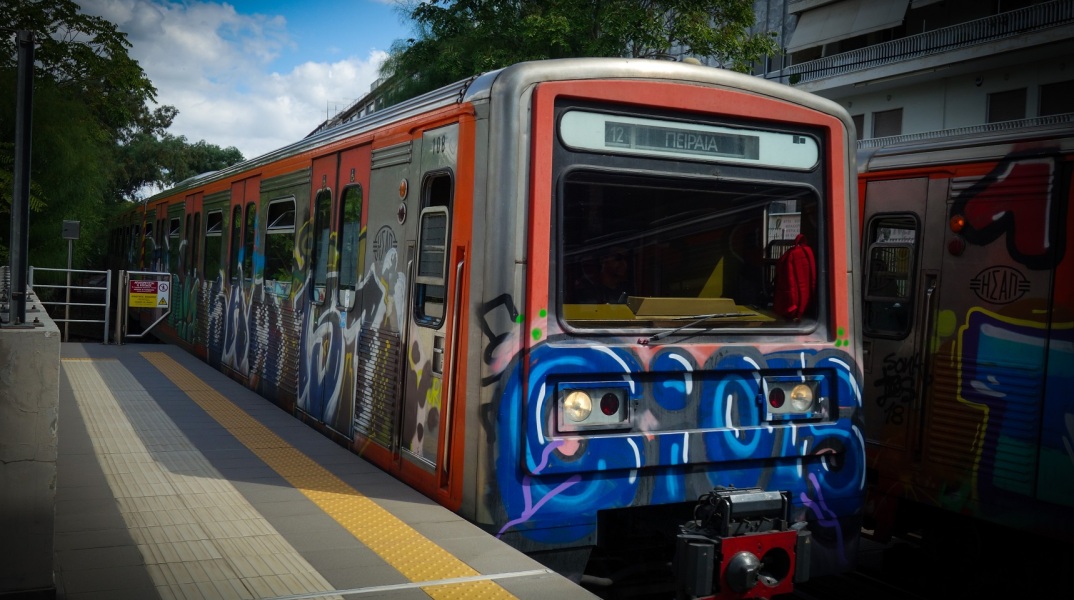 Νεκρός στις ράγες του ηλεκτρικού σιδηροδρόμου του ΗΣΑΠ, βρέθηκε τα ξημερώματα ένας εικοσάχρονος άνδρας. Σε ηλεκτροπληξία εκτιμάται ότι οφείλεται ο θάνατός του
