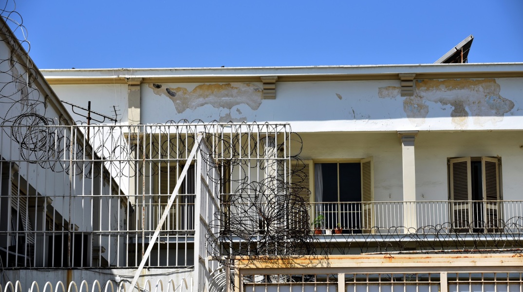 Ναρκωτικά, σιδηρολοστοί, αυτοσχέδια μαχαίρια, σουβλιά και κινητά τηλέφωνα εντοπίστηκαν σε νέα έρευνα στις φυλακές Κορυδαλλού