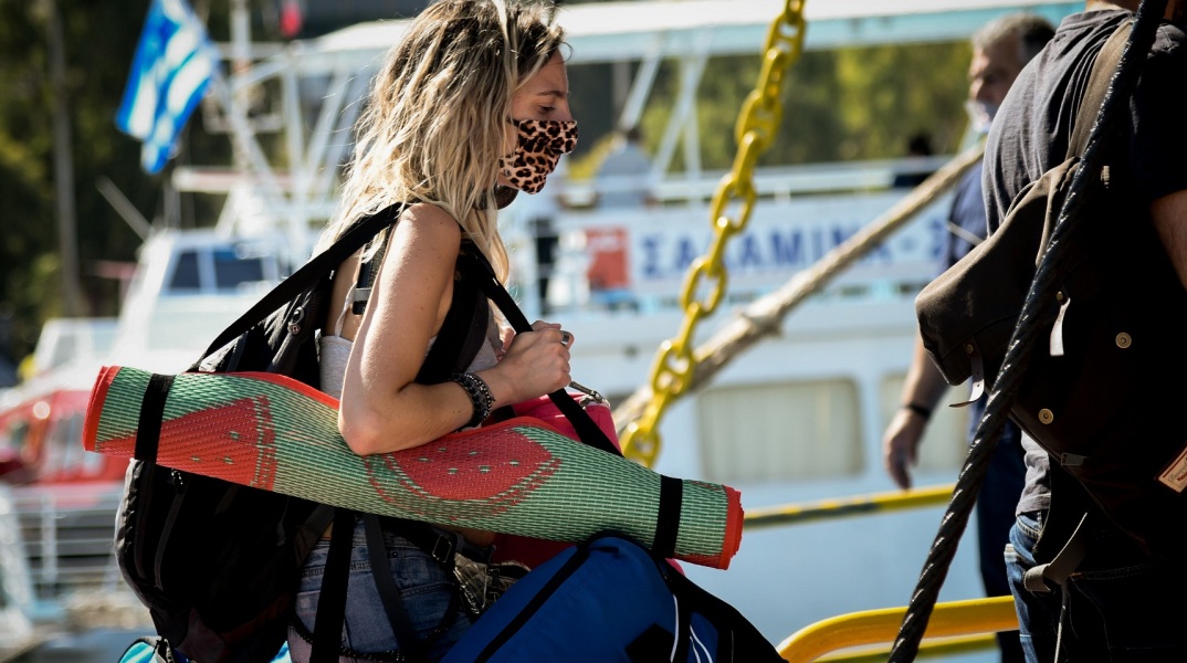 Ιδιαίτερα αυξημένη είναι σήμερα, 18 Ιουλίου η κίνηση στο λιμάνι του Πειραιά, καθώς όλο και περισσότεροι Αθηναίοι φεύγουν για τις καλοκαιρινές διακοπές τους