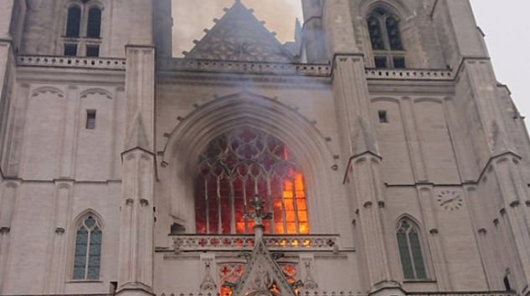 Μάχη με τις φλόγες στη Γαλλία, πυρκαγιά ξέσπασε νωρίς το πρωί στο εσωτερικό του καθεδρικού ναού της Νάντης