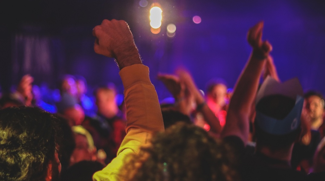 Εικόνες απίστευτου συνωστισμού στην Πάτρα, περισσότερα από 100 άτομα διασκέδασαν μέχρι τα ξημερώματα σε ταράτσα χωρίς μέτρα προφύλαξης από τον κορωνοϊό