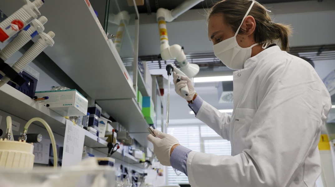 Αρνείται η Μόσχα τις κατηγορίες για εμπλοκή Ρώσων χάκερ στις απόπειρες υποκλοπής στοιχείων για την παρασκευή εμβολίου κατά της COVID-19.