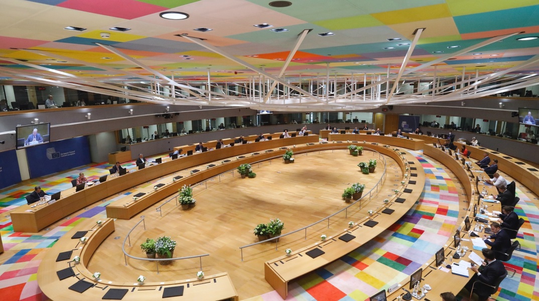 Διαπραγματεύσεις για γερά νεύρα στις Βρυξέλλες, όπου συνεχίζεται η Σύνοδος Κορυφής του Ευρωπαϊκού Συμβουλίου της Ε.Ε. για το Ταμείο Ανάκαμψης