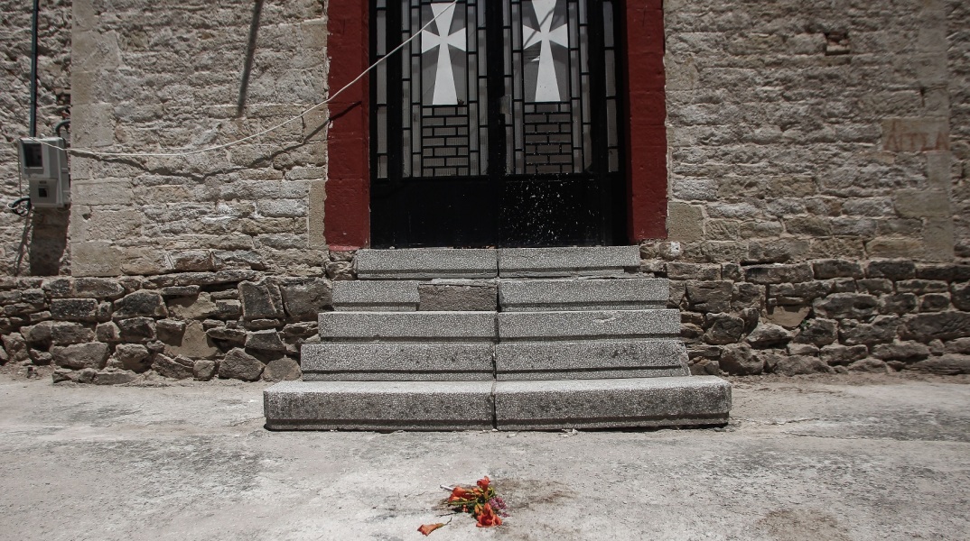 Σε κλίμα οδύνης συγγενείς και φίλοι αποχαιρέτησαν τη δεκαεξάχρονη Μαρία από τα Τρίκαλα, η οποία βρέθηκε νεκρή έξω από εκκλησάκι στον λόφο του Προφήτη Ηλία
