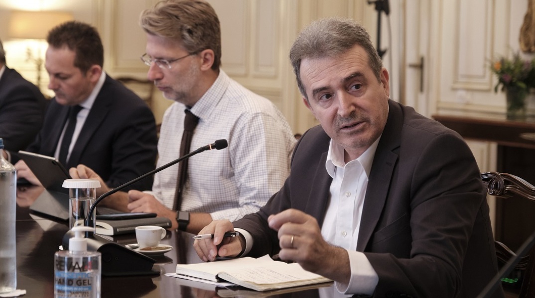 Στη Ζάκυνθο για σειρά επαφών σχετικά με την καταπολέμηση της εγκληματικότητας του νησιού βρέθηκε ο υπουργός Προστασίας του Πολίτη, Μιχάλης Χρυσοχοΐδης