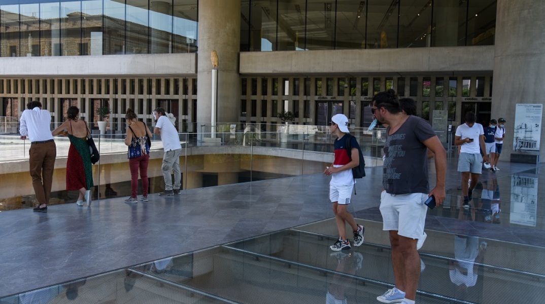 Τουρίστες στο Μουσείο της Ακρόπολης