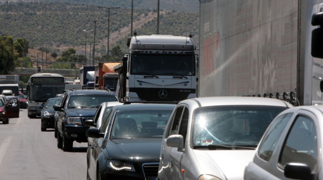 Καραμπόλα αυτοκινήτων στην έξοδο της Λεωφόρου Αθηνών προς Κόρινθο