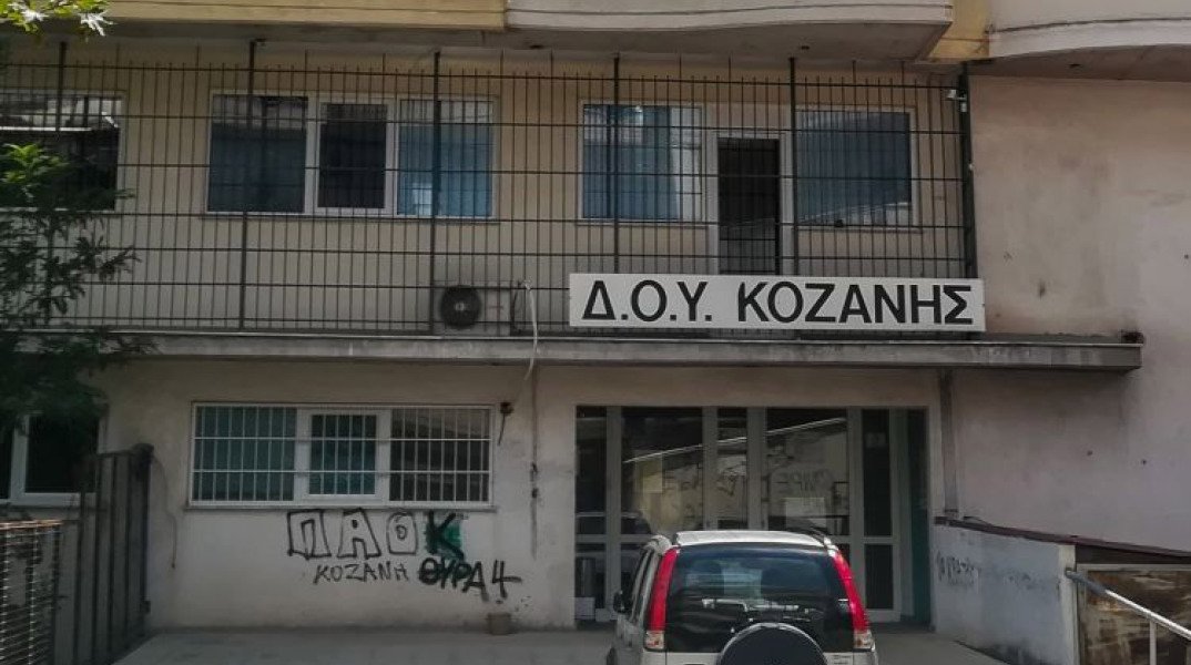 TO KATAΣΤΗΜΑ ΕΦΟΡΙΑΣ ΚΟΖΑΝΗΣ, ΟΠΟΥ ΣΗΜΕΙΩΘΗΚΕ Η ΑΙΜΑΤΗΡΗ ΕΠΙΘΕΣΗ ΜΕ ΤΣΕΚΟΥΡΙ 