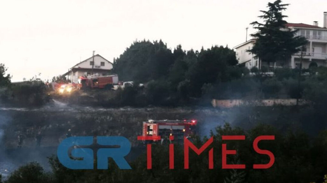 Φωτιά στο Ωραιόκαστρο: Λαχτάρησαν οι κάτοικοι, βλέποντας τις φλόγες κοντά στα σπίτια