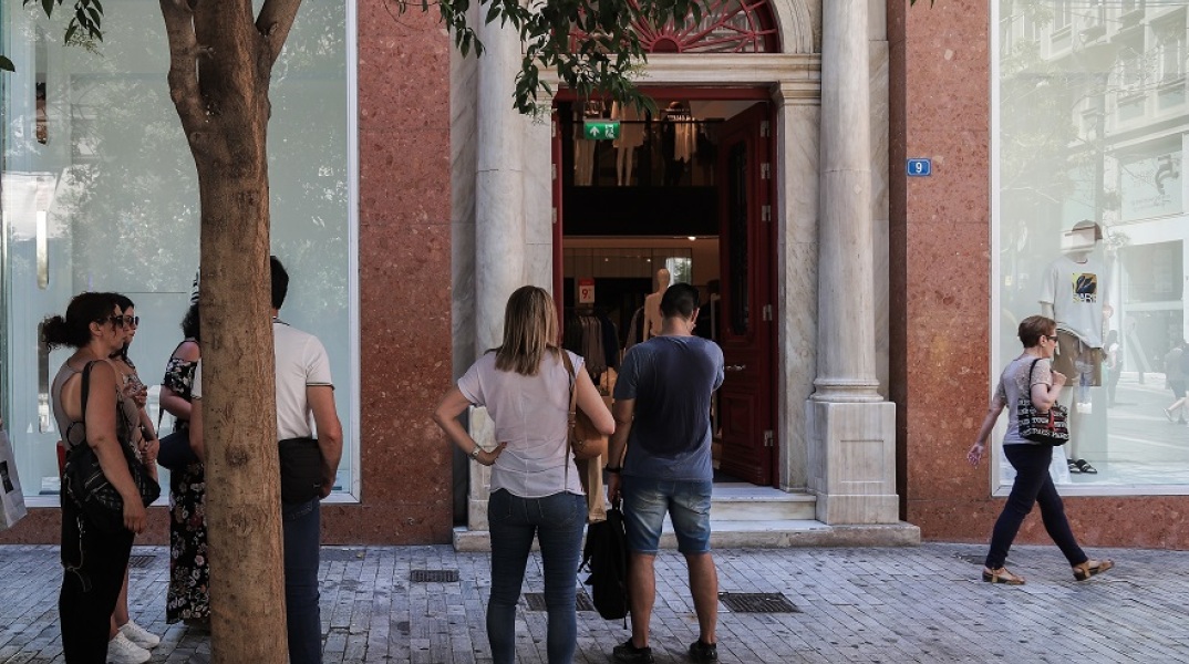 Ουρά έξω από κατάστημα ρούχων 
