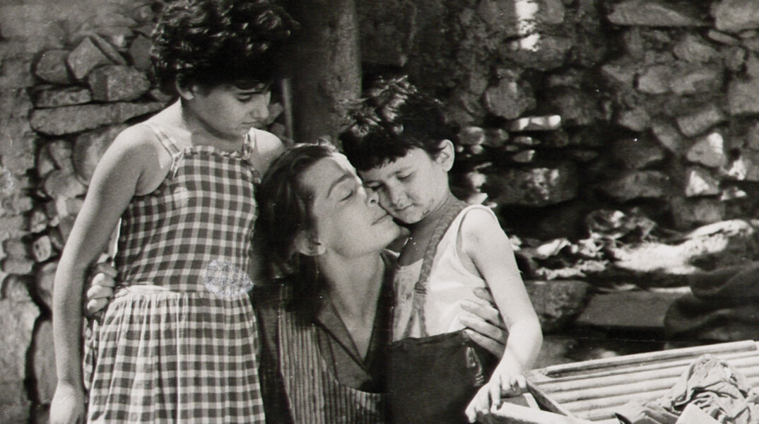 Ο Γιάννης Καλατζόπουλος με την Ελένη Χατζηαργύρη, στην ταινία «Της νύχτας τα καμώματα» (1957)