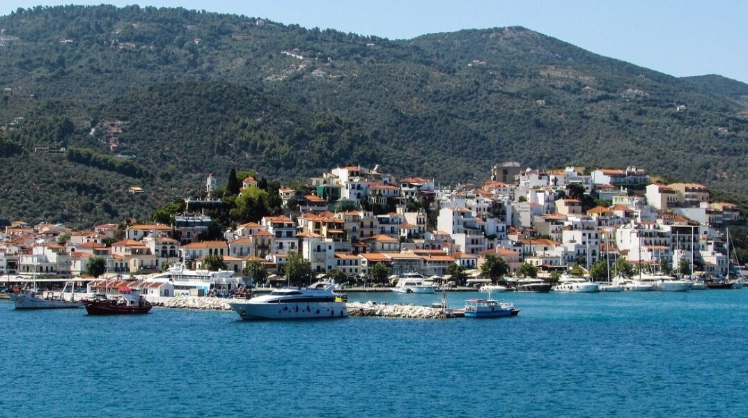 Σκιάθος: Έφτασε στο νησί ο Σεΐχης του Κατάρ για τις διακοπές του