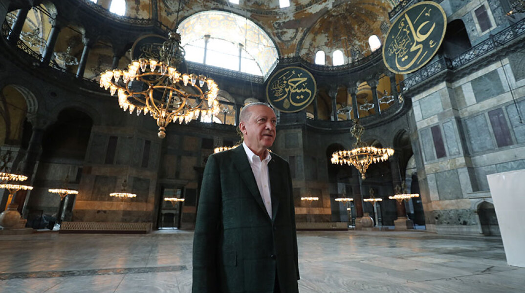 O Ρετζέπ Ταγίπ Ερντογάν στην Αγία Σοφία ενώ ξεκινούν οι εργασίες για να μετατραπεί το ιστορικό μνημείο σε τζαμί