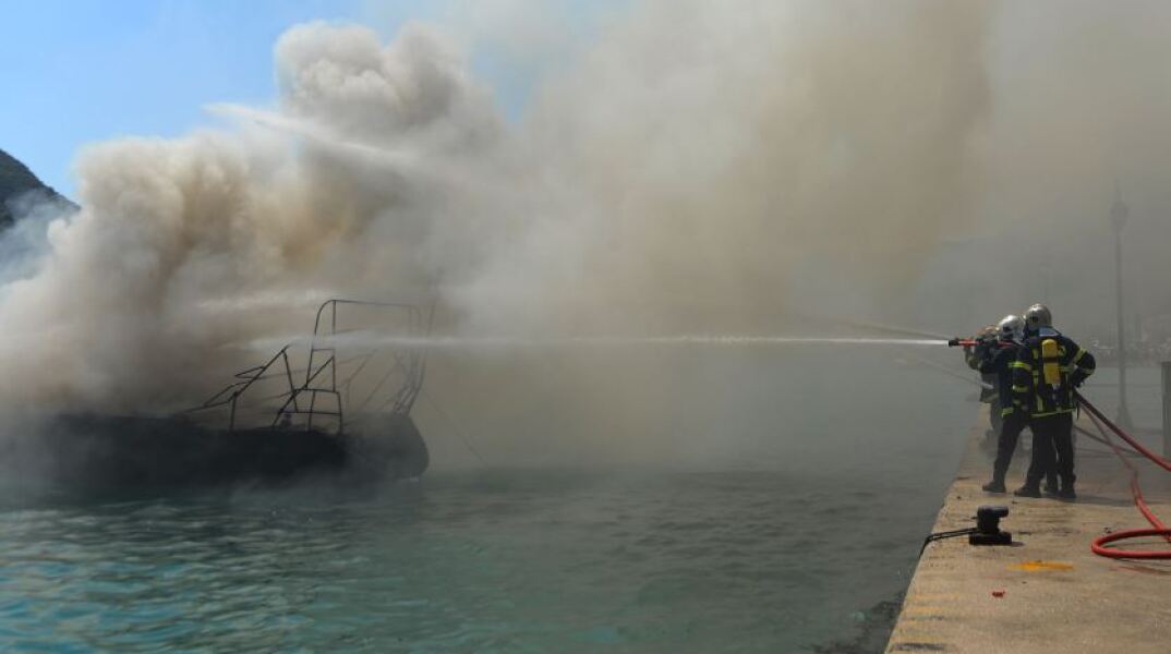 Φωτιά σε ιστιοφόρο 