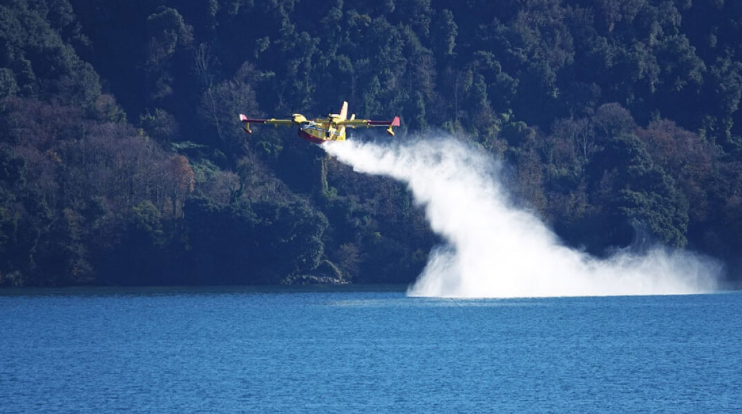Canadair εφοδιάζεται με νερό για να πραγματοποιήσει ρίψη σε δασική πυρκαγιά