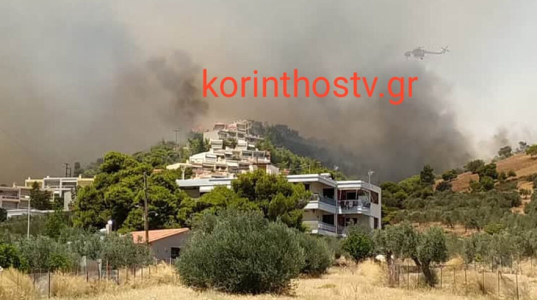 Φωτιά στις Κεχριές Κορινθίας: Σε πύρινο κλοιό κατοικίες - Μάχη με τις φλόγες συνεχίζουν να δίνουν οι πυροσβέστες