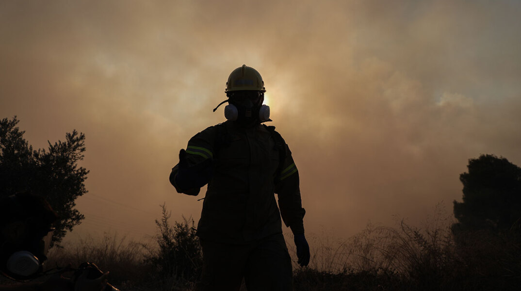 Μεγάλη φωτιά στις Κεχριές Κορινθίας: Συνεχείς αναζωπυρώσεις λόγω των ανέμων