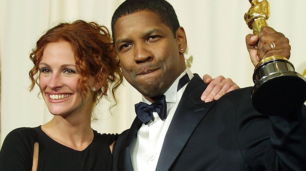 Απονομή των βραβείων Οσκαρ 2002, στο Κόντακ Θίατερ στο Χόλιγουντ.Στη φωτο ο Ντένζελ Γουάσινγκτον που τιμήθηκε με το Οσκαρ α ανδρικού ρόλου. Δίπλα του η Τζούλια Ρομπερτς.