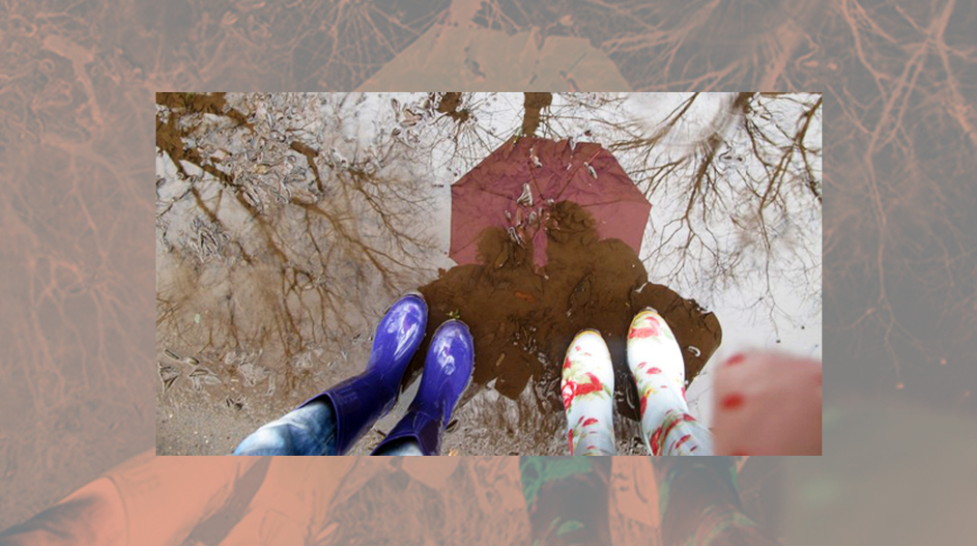 Ένα κορίτσι υποδέχεται στον κόσμο τις δύο μικρές δίδυμες αδερφές του και περιγράφει τα αισθήματά του.