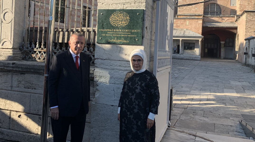 Αγία Σοφία: Ρετζέπ Ταγίπ Ερντογάν και Εμινέ βγάζουν φωτογραφία με τη νέα πινακίδα στην είσοδο που γράφει «Μεγάλο Τζαμί»