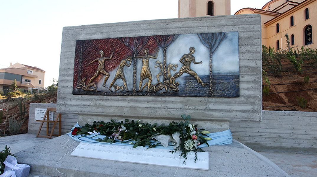 Αποκαλύφθηκε το μνημείο για τους 102 νεκρούς από τη φωτιά στο Μάτι