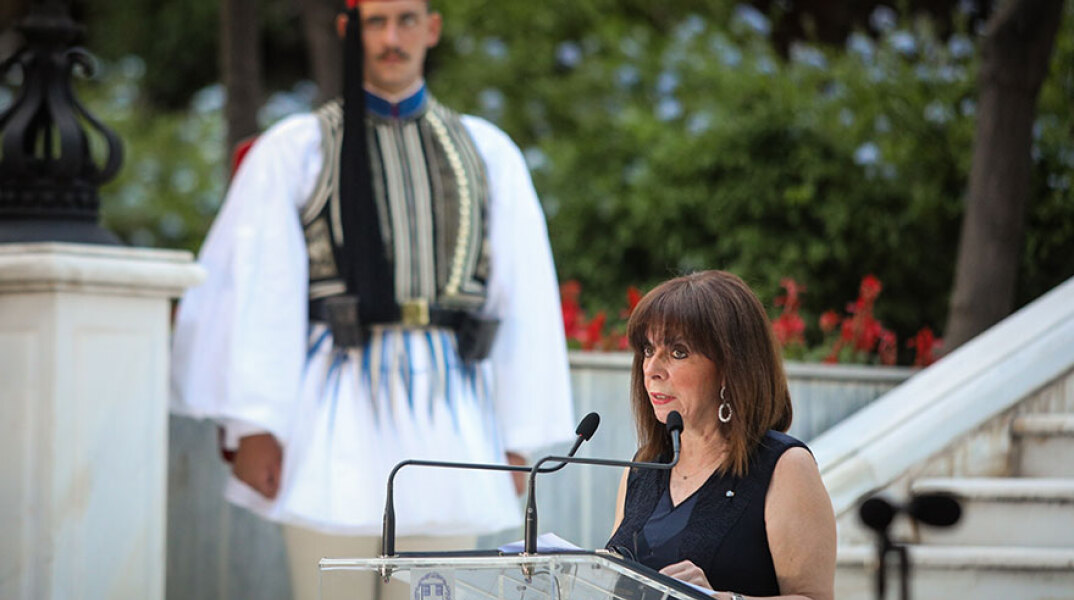 Η Αικατερίνη Σακελλαροπούλου «οικοδέσποινα» για πρώτη φορά στη δεξίωση του Προεδρικού Μεγάρου για την 46η επέτειο από την αποκατάσταση της Δημοκρατίας