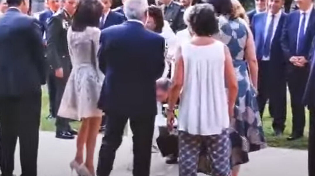 Γιάννα Αγγελοπούλου: Σερβιτόρος έσπασε ένα ποτήρι μπροστά στα πόδια της - Το ατύχημα στη δεξίωση στο Προεδρικό Μέγαρο για την αποκατάσταση της Δημοκρατίας