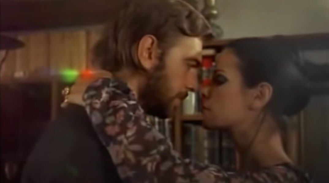 Λάκης Κομνηνός και Έλενα Ναθαναήλ σε σκηνή από την ταινία «Εκείνο το Καλοκαίρι»