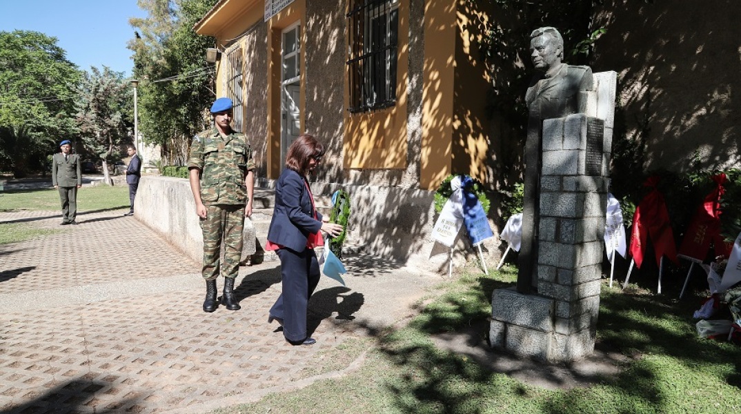 Κατάθεση στεφάνου από την Κατερίνα Σακελλαροπούλου