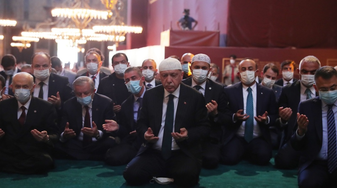 Ο Ρετζέπ Ταγίπ Ερντογάν προσεύχεται στην Αγία Σοφία που μετέτρεψε σε τζαμί