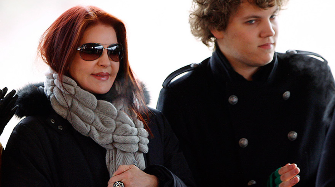 Η Πρισίλα Πρίσλεϊ με τον εγγονό της Μπέντζαμιν Κιου