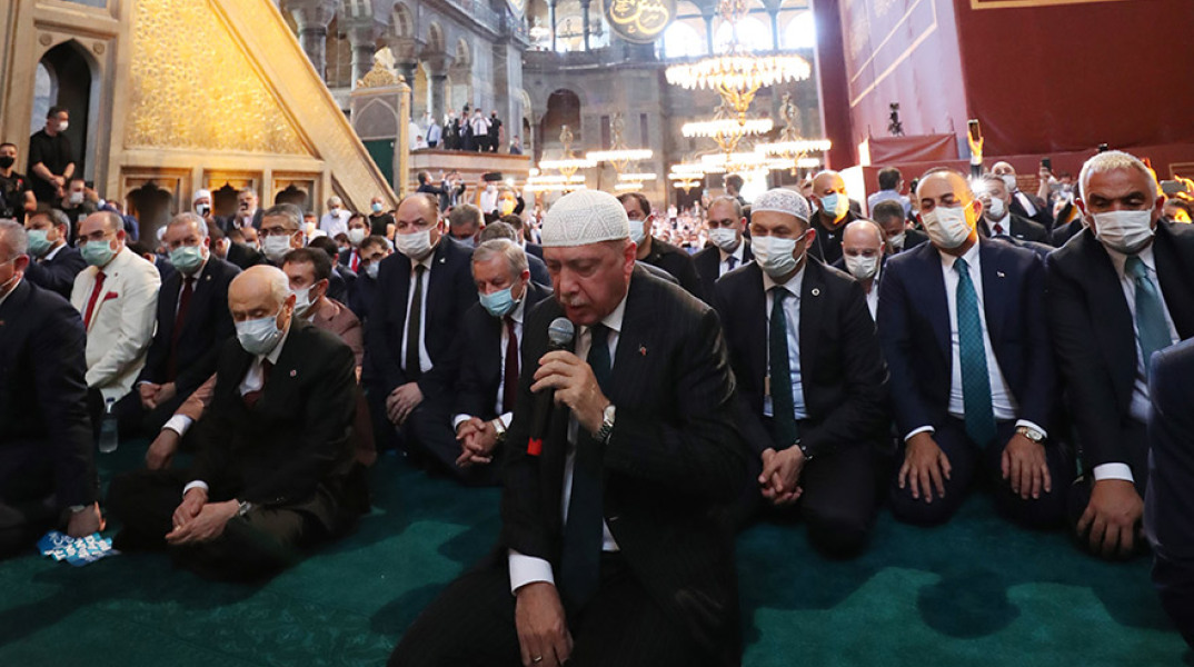 Ο Ρετζέπ Ταγίπ Ερντογάν κατά την ώρα της προσευχής στην Αγία Σοφία