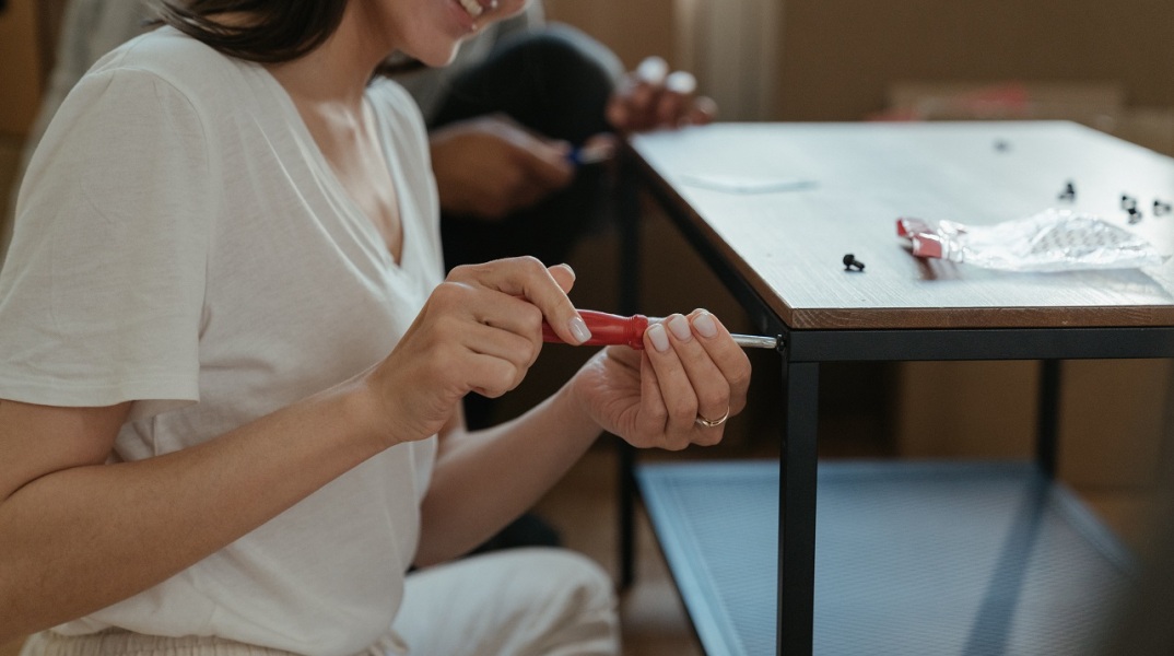Γυναίκα συναρμολογεί έπιπλο