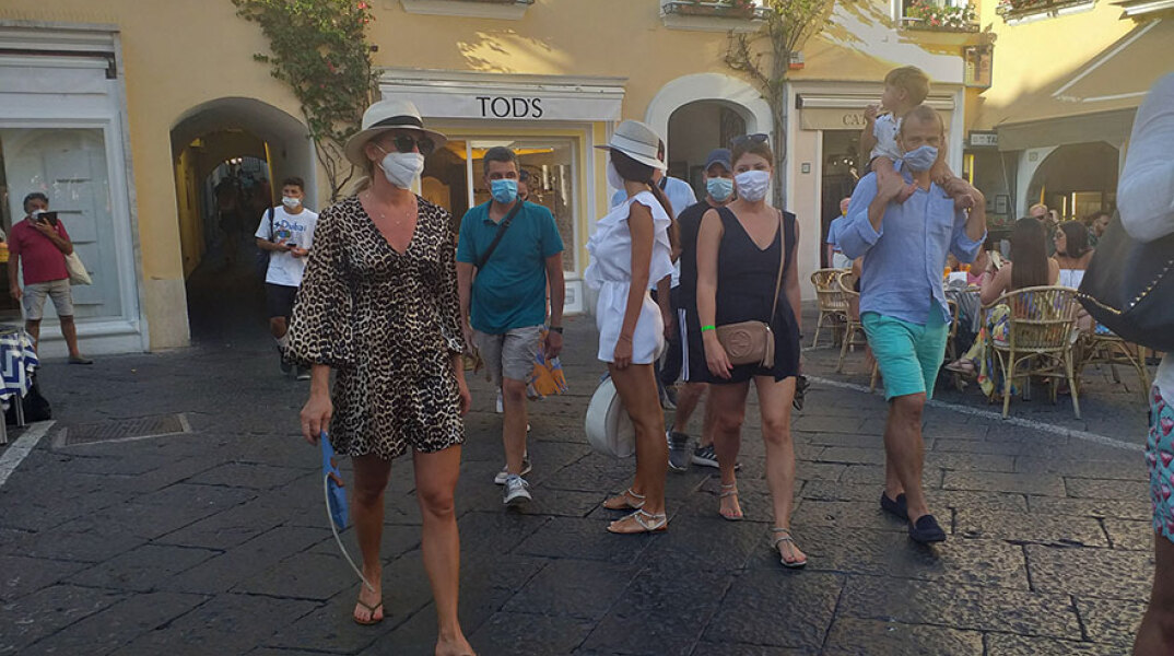 Κορωνοϊός στην Ιταλία: Όποιος δεν φορά μάσκα στη Νάπολι, θα πληρώνει πρόστιμο 1.000 ευρώ