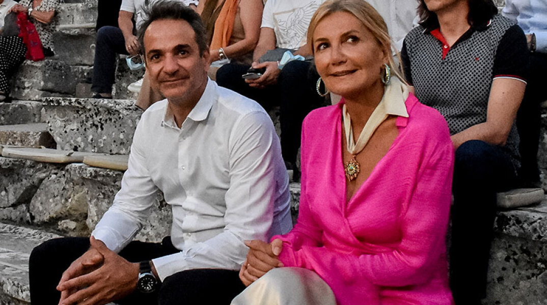 Τους «Πέρσες» του Αισχύλου παρακολούθησαν στην Επίδαυρο ο Κυριάκος Μητσοτάκης και η σύζυγός του, Μαρέβα