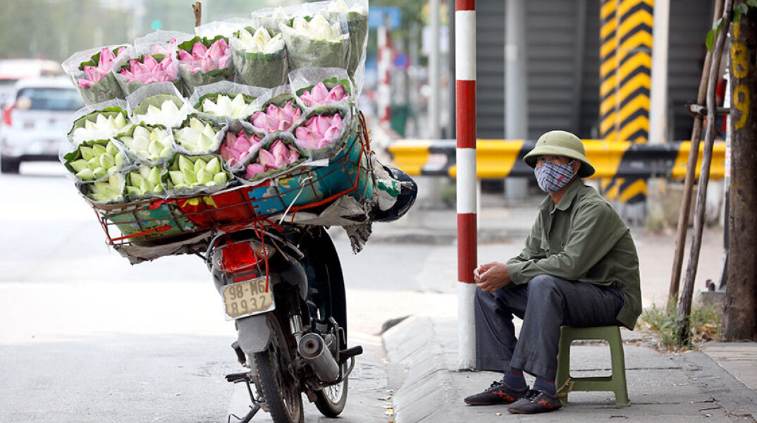 Κορωνοϊός στο Βιετνάμ: Με προστατευτική μάσκα πλανόδιος πωλητής στην πρωτεύουσα Ανόι, την ώρα που παγκοσμίως τα συνολικά επιβεβαιωμένα κρούσματα ξεπέρασαν τα 16 εκατομμύρια
